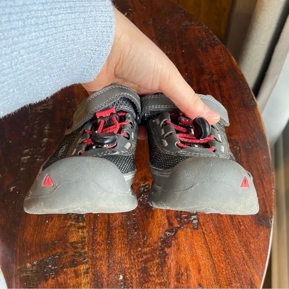 Keen Kids Sneakers - Black and Red - Picture 6 of 9